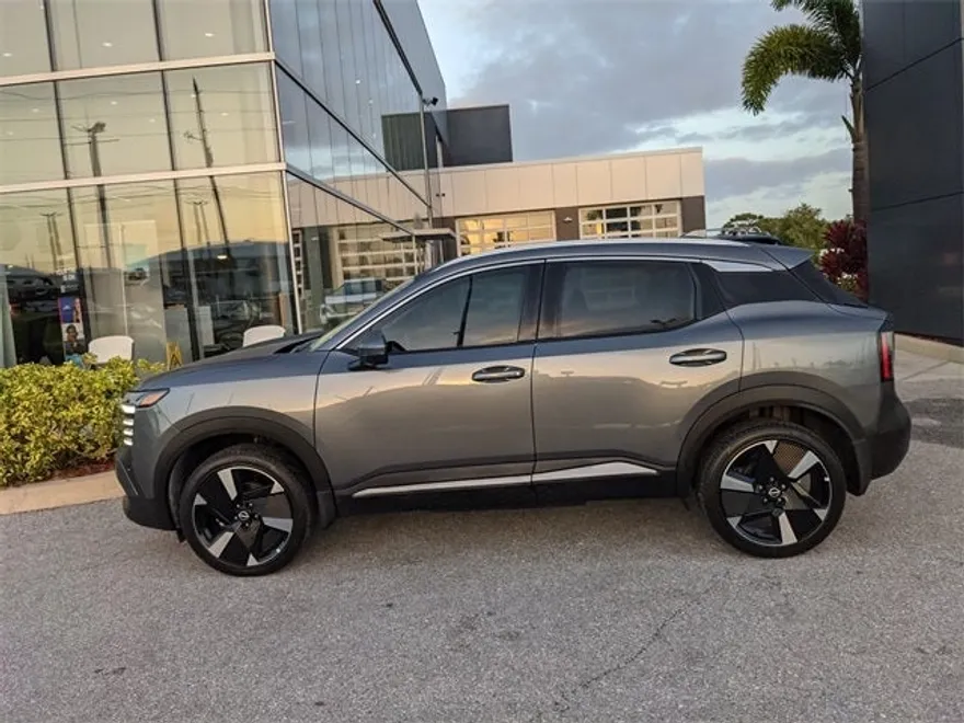 2025 Nissan Kicks SR photo 1