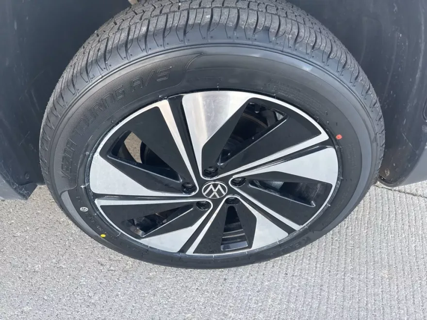 2024 Volkswagen Taos SE photo 9