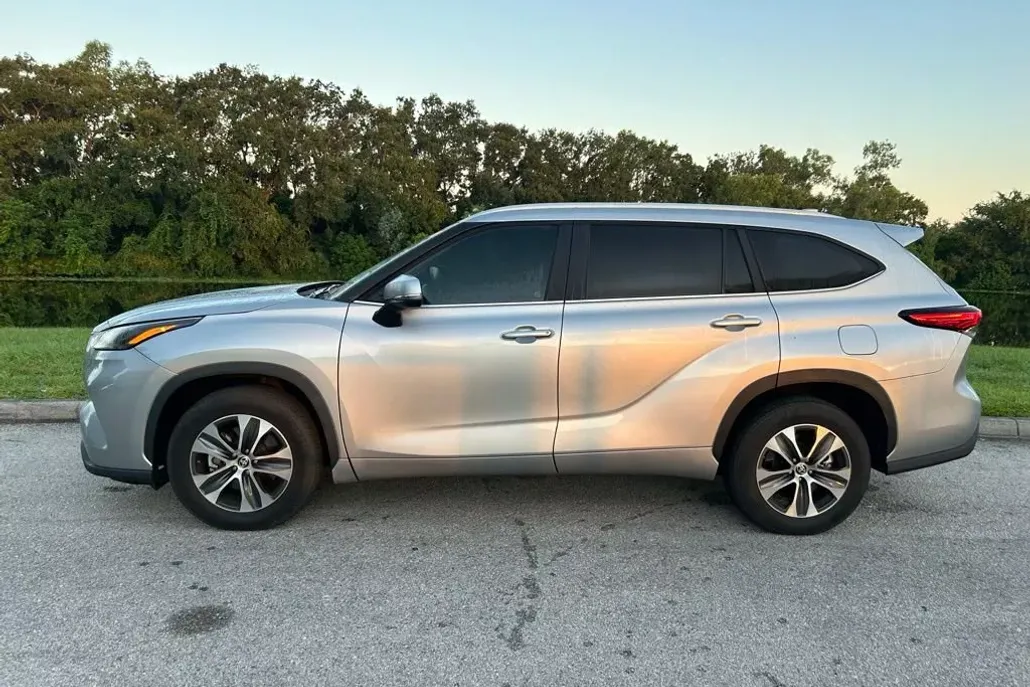 2023 Toyota Highlander Hybrid XLE photo 1