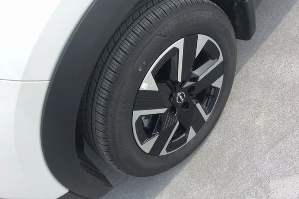 2025 Nissan Kicks SV photo 1