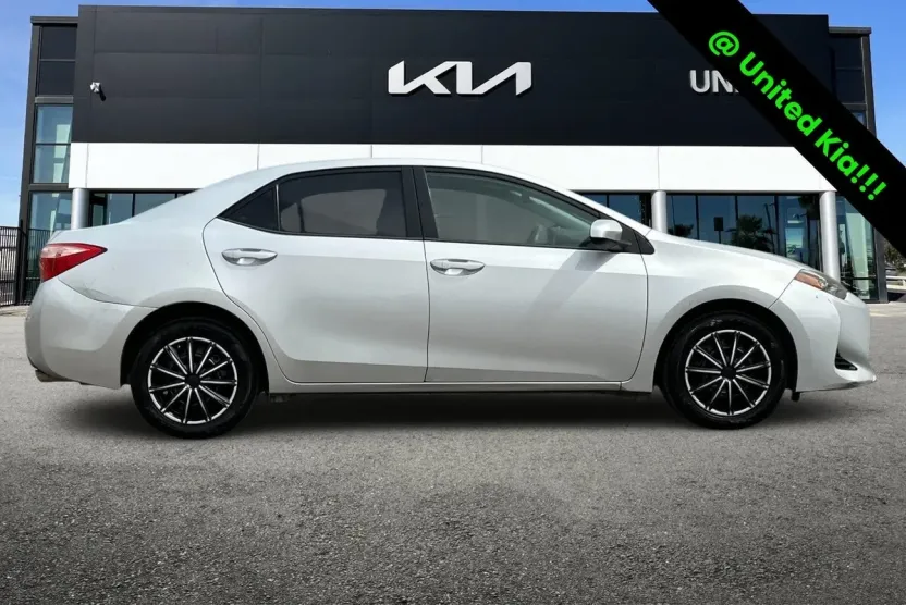 2018 Toyota Corolla LE photo 1