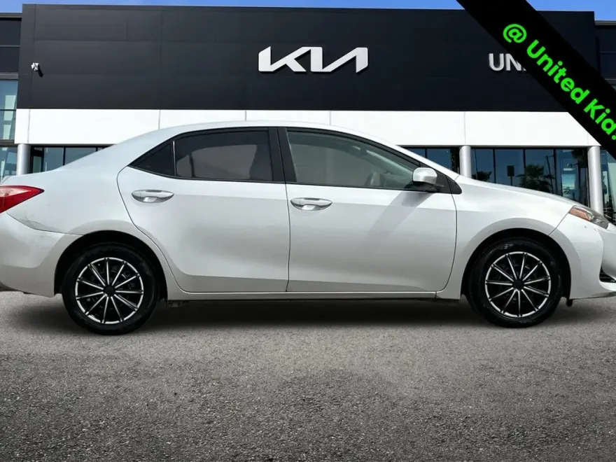 2018 Toyota Corolla LE photo 1