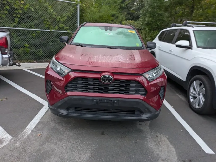 2020 Toyota RAV4 LE photo 1