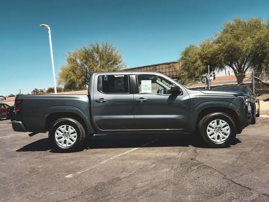 2023 Nissan Frontier SV photo 1
