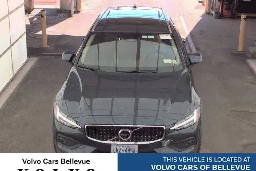 2025 Volvo V60 Cross Country Plus photo 1