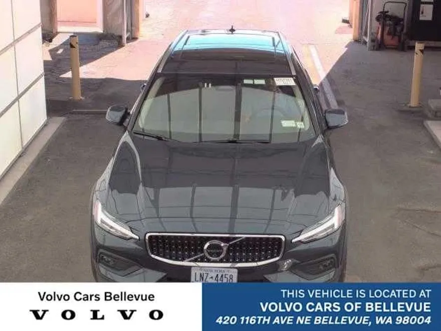 2025 Volvo V60 Cross Country Plus photo 1
