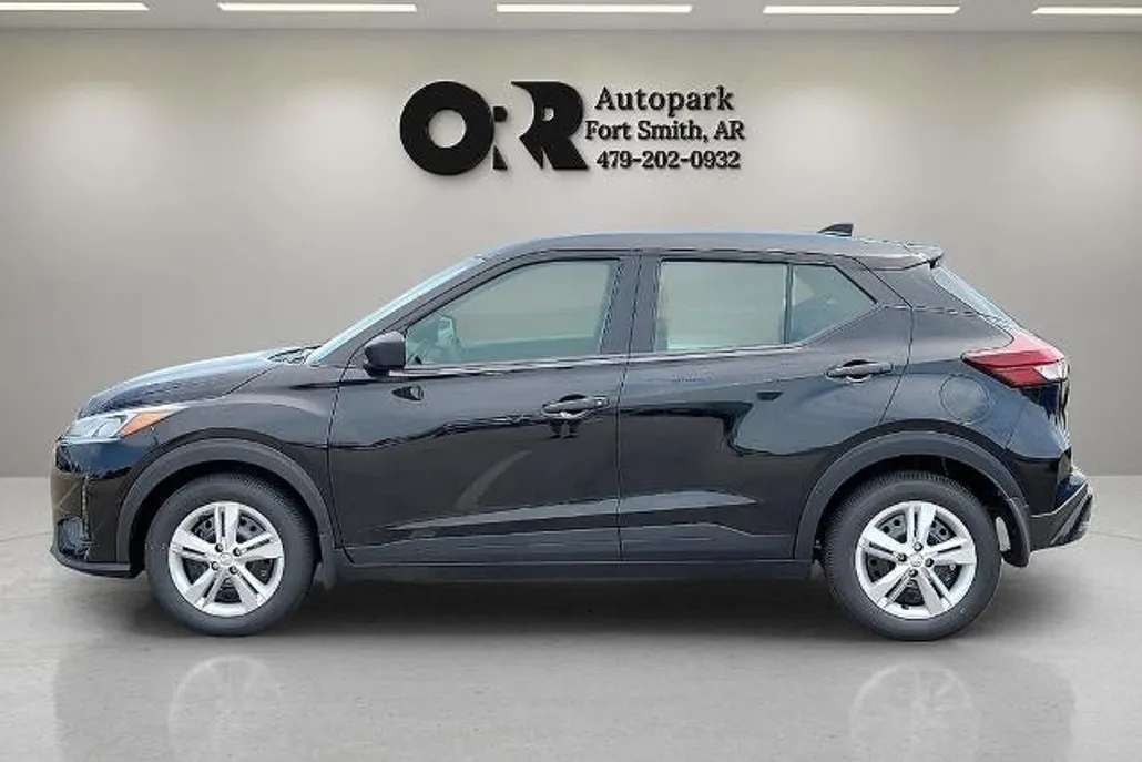 2025 Nissan Kicks Play S photo 1