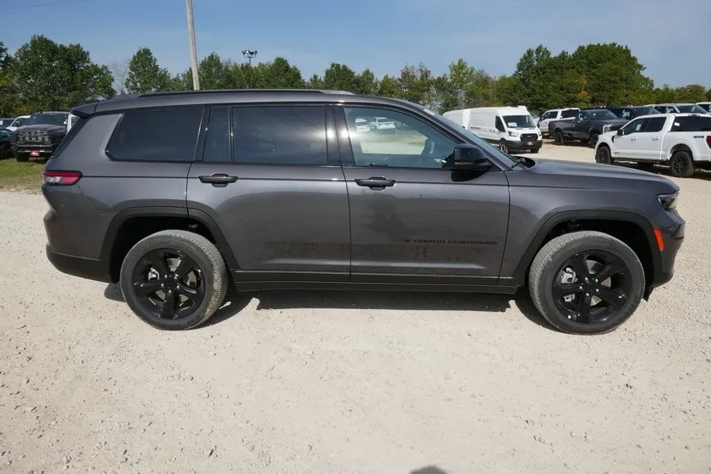 2025 Jeep Grand Cherokee Altitude photo 1