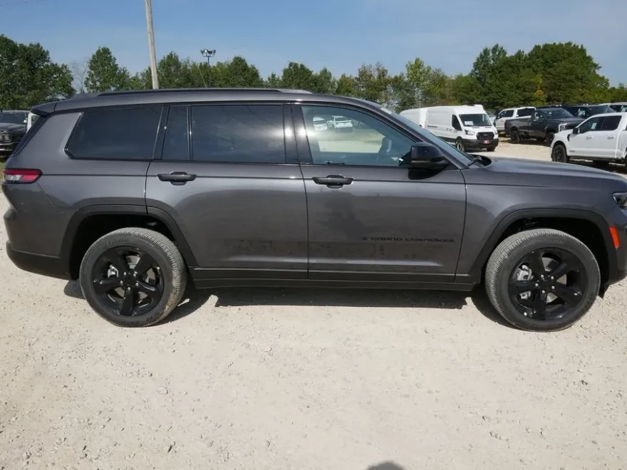 2025 Jeep Grand Cherokee Altitude photo 1
