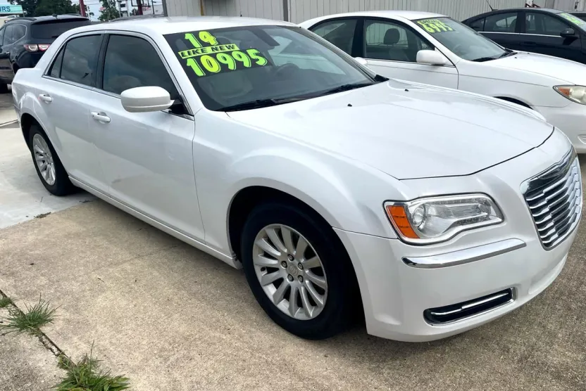 2014 Chrysler 300 photo 1