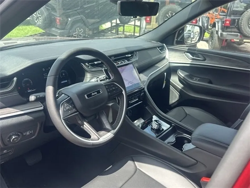 2025 Jeep Grand Cherokee Limited photo 14