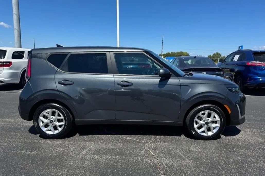 2024 Kia Soul LX photo 1