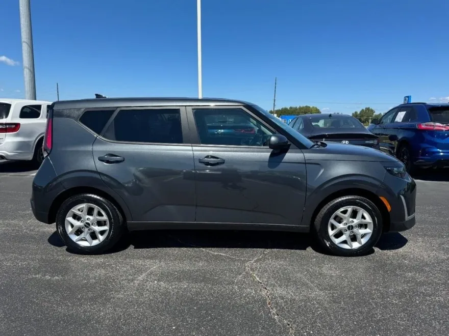 2024 Kia Soul LX photo 1