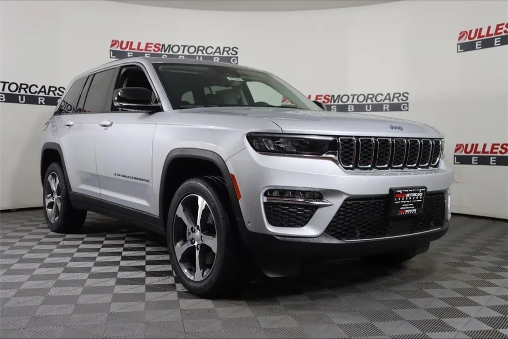 2024 Jeep Cherokee 4xe photo 1