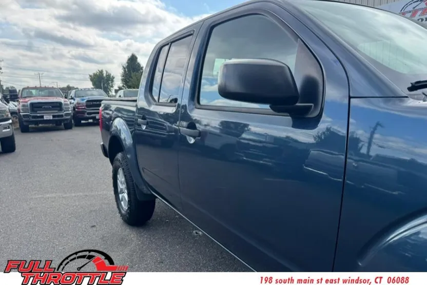 2017 Nissan Frontier Crew Cab SV photo 1