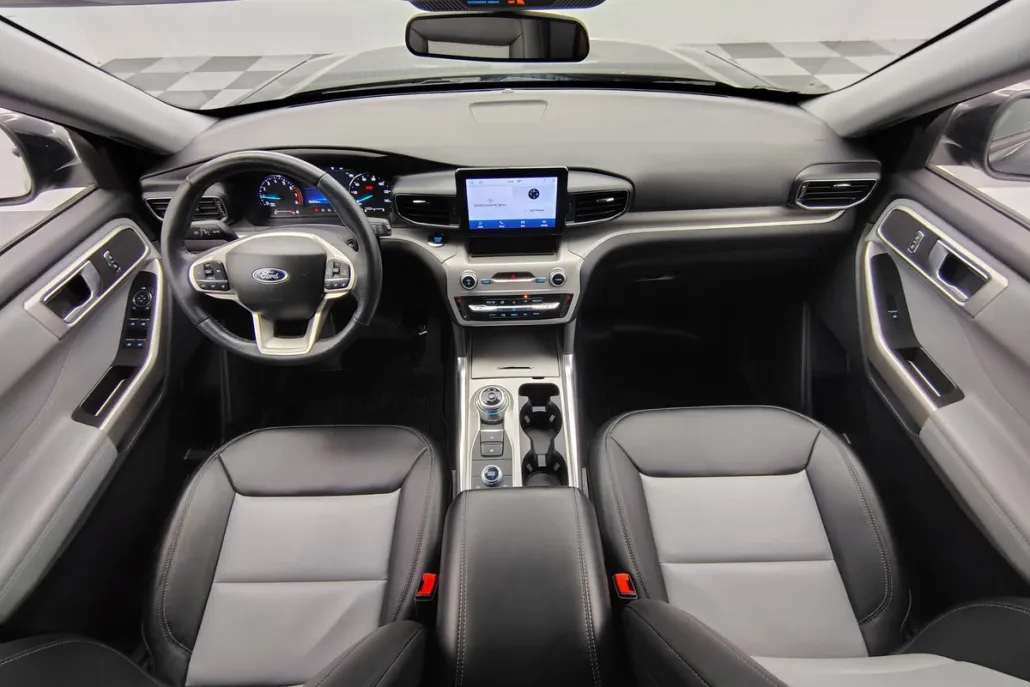 2023 Ford Explorer XLT photo 1
