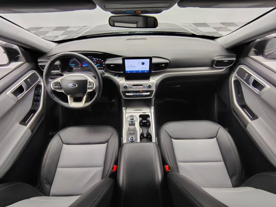 2023 Ford Explorer XLT photo 1