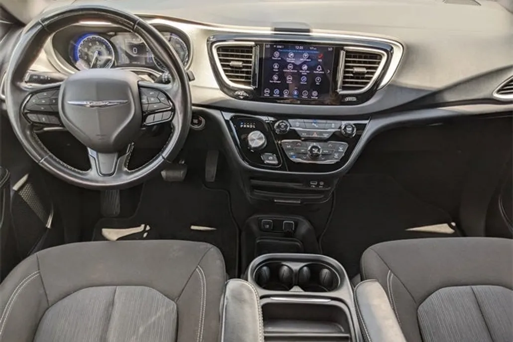 2020 Chrysler Pacifica Touring photo 1