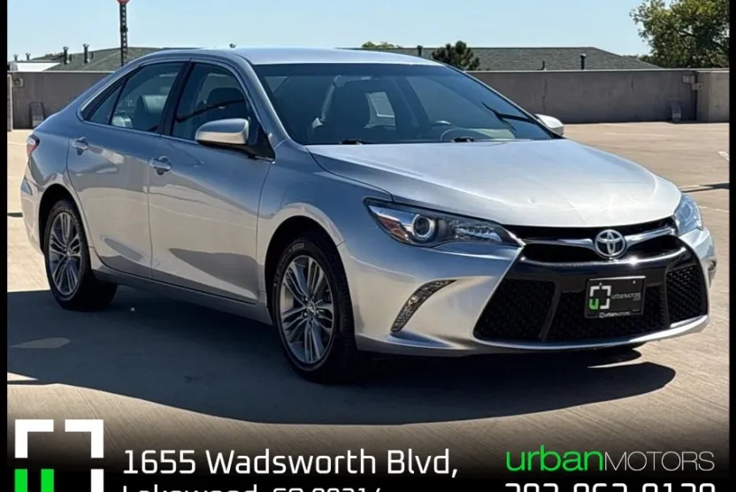 2017 Toyota Camry SE photo 1
