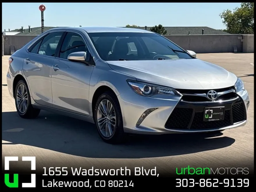 2017 Toyota Camry SE photo 1