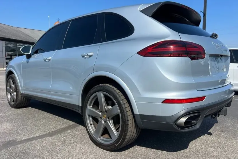 2018 Porsche Cayenne Base photo 1
