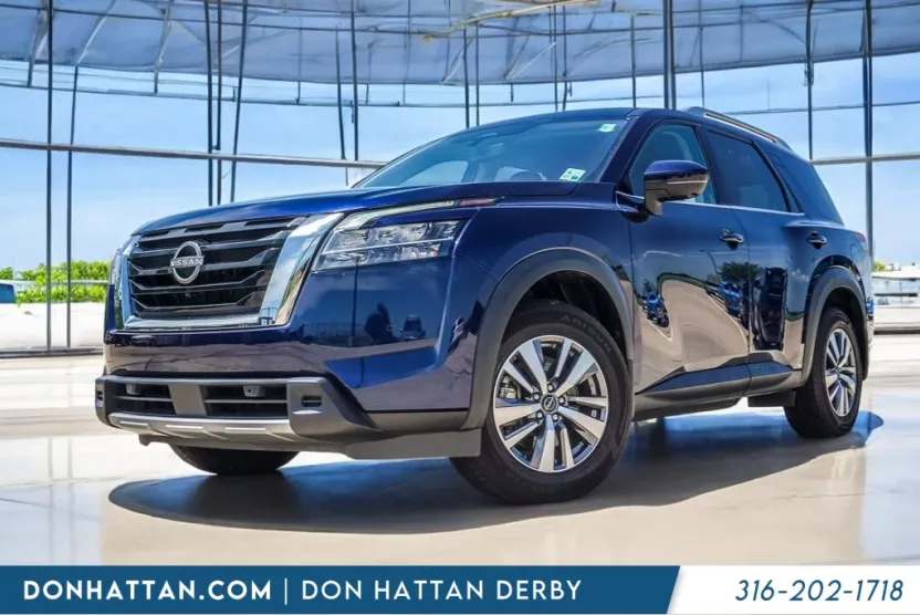 2023 Nissan Pathfinder LE photo 1