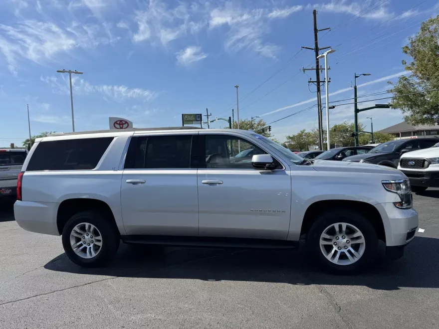 2020 Chevrolet Suburban LT photo 1