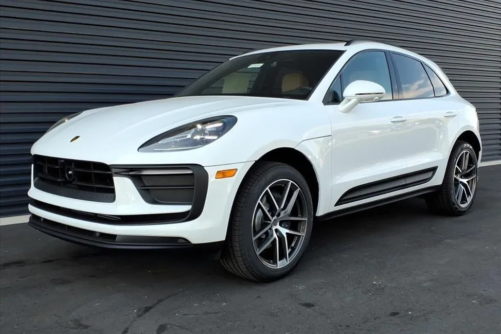 2026 Porsche Macan T photo 1