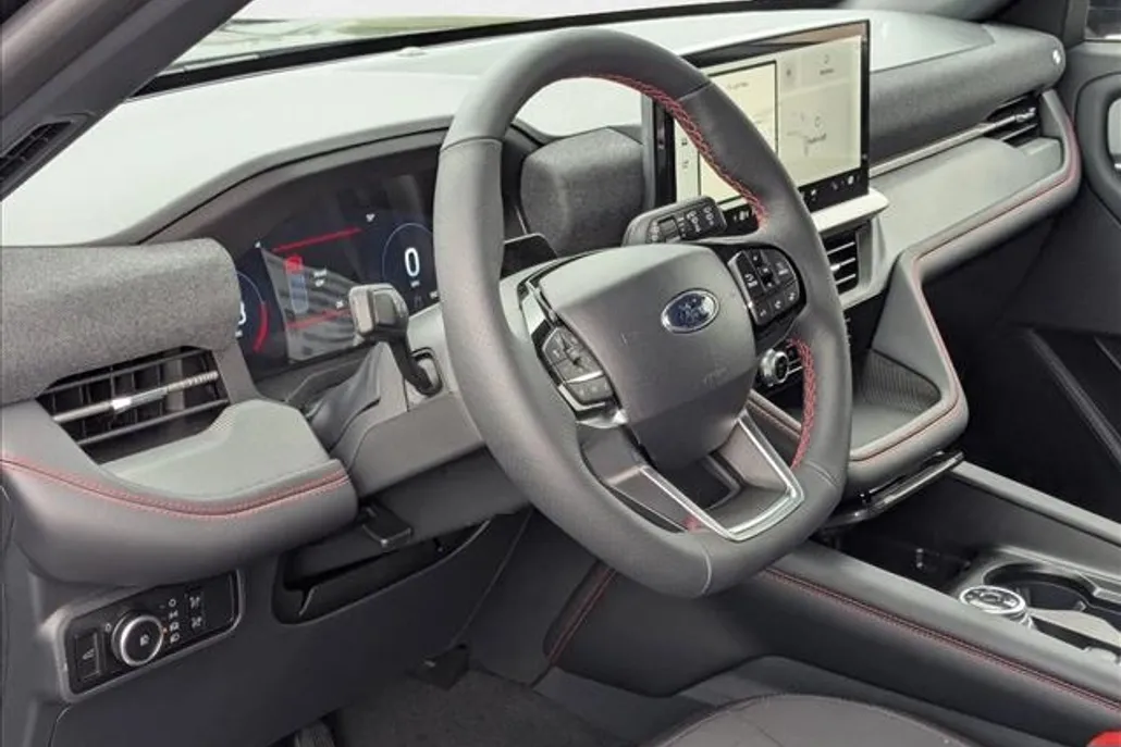 2025 Ford Explorer ST-Line photo 1