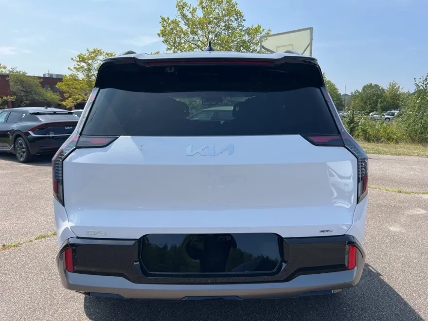 2026 Kia EV9 GT-Line photo 1