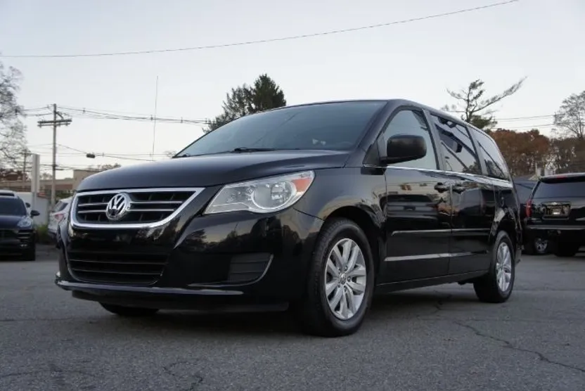 2014 Volkswagen Routan SE photo 1