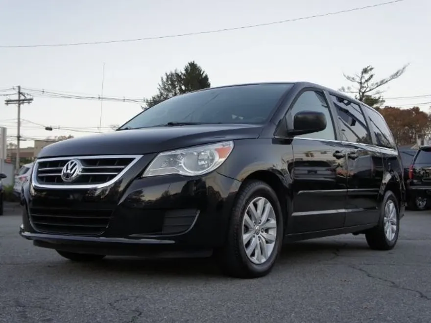 2014 Volkswagen Routan SE photo 1