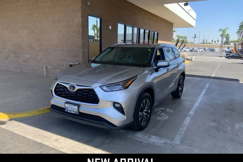 2022 Toyota Highlander XLE photo 1
