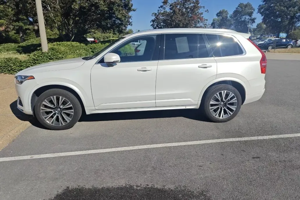 2022 Volvo XC90 T6 Momentum photo 1