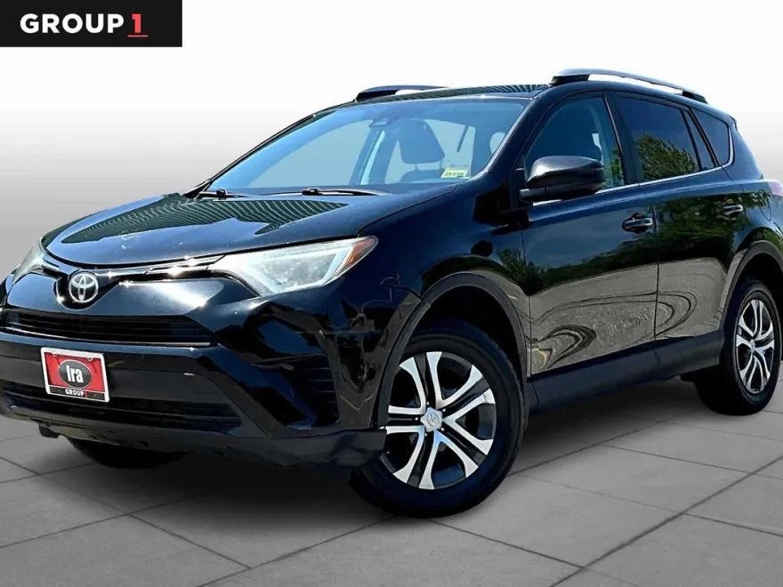 2017 Toyota RAV4 LE photo 1