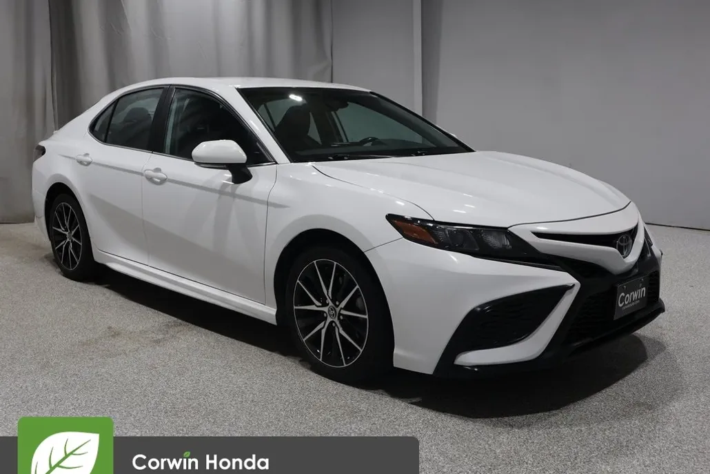 2022 Toyota Camry SE photo 1