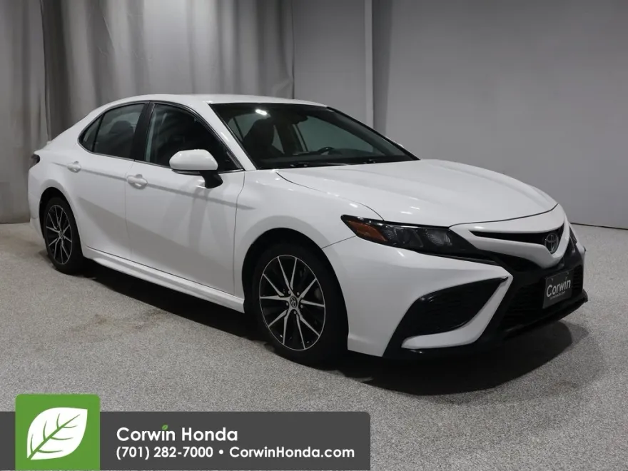 2022 Toyota Camry SE photo 1