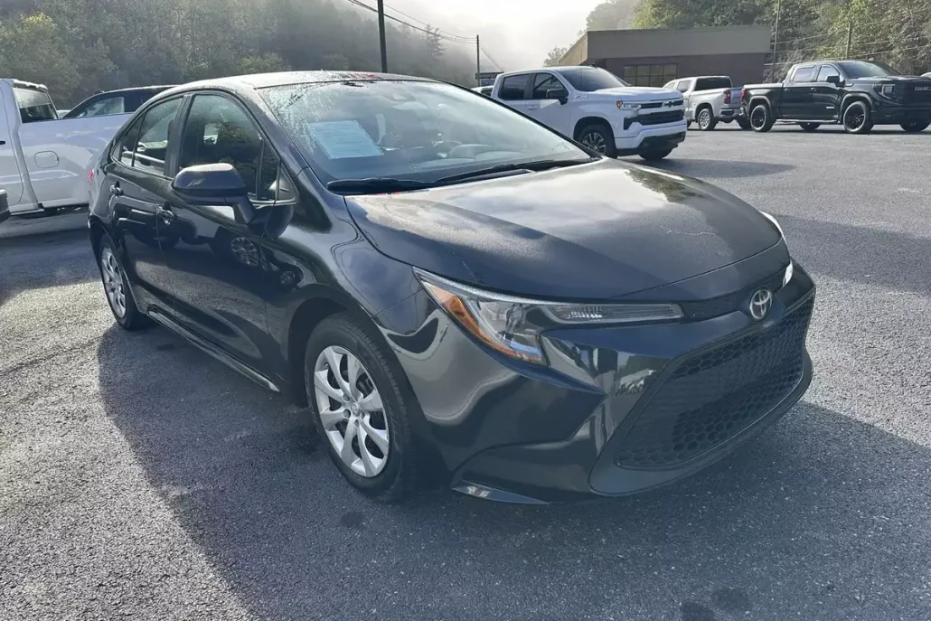 2022 Toyota Corolla LE photo 1