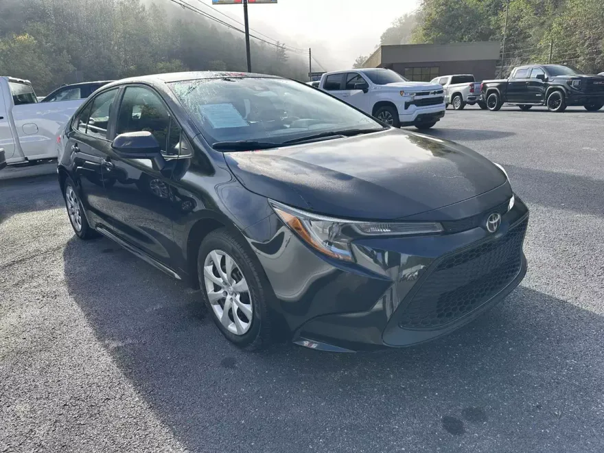 2022 Toyota Corolla LE photo 1