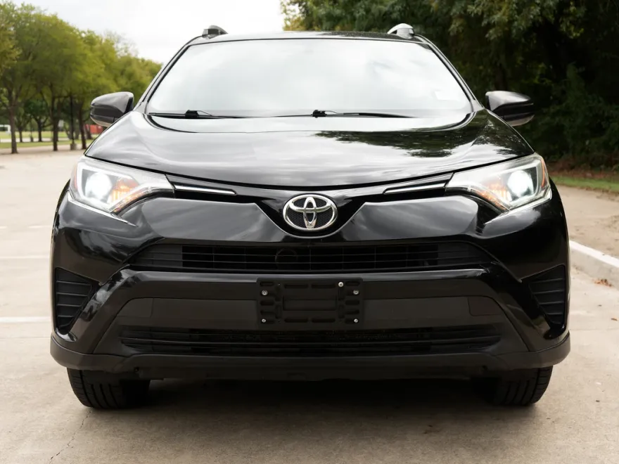 2016 Toyota RAV4 LE photo 1