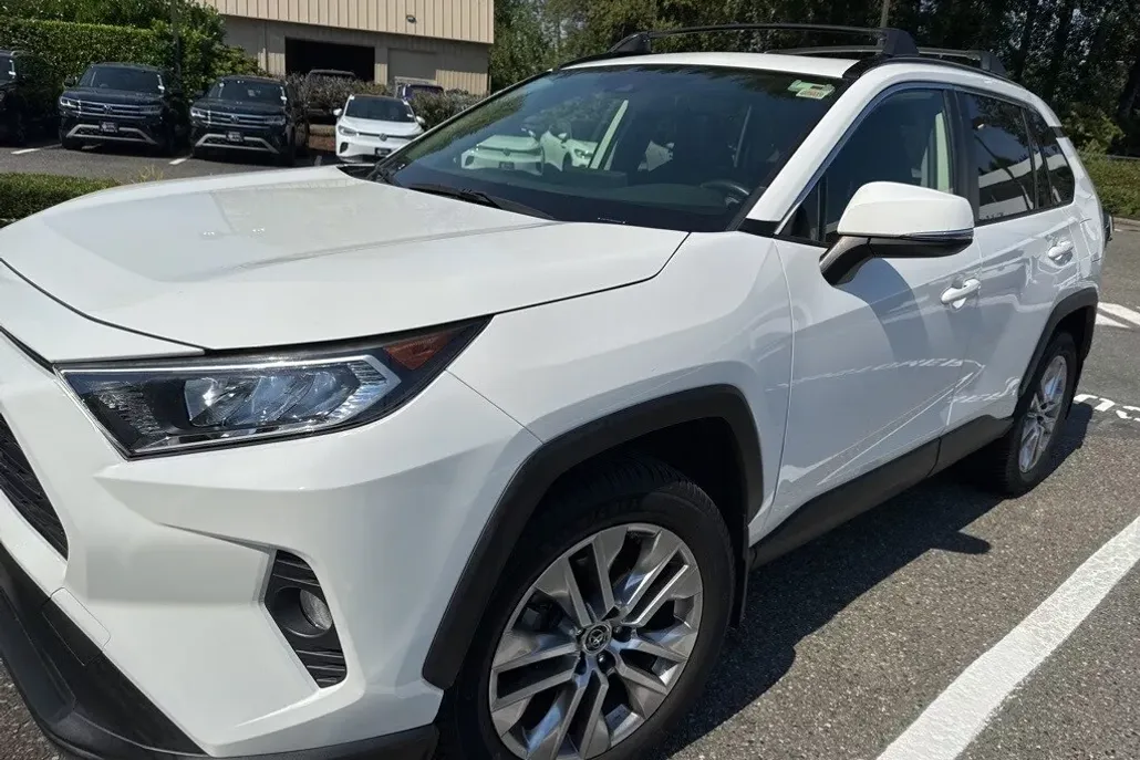 2019 Toyota RAV4 XLE Premium photo 1