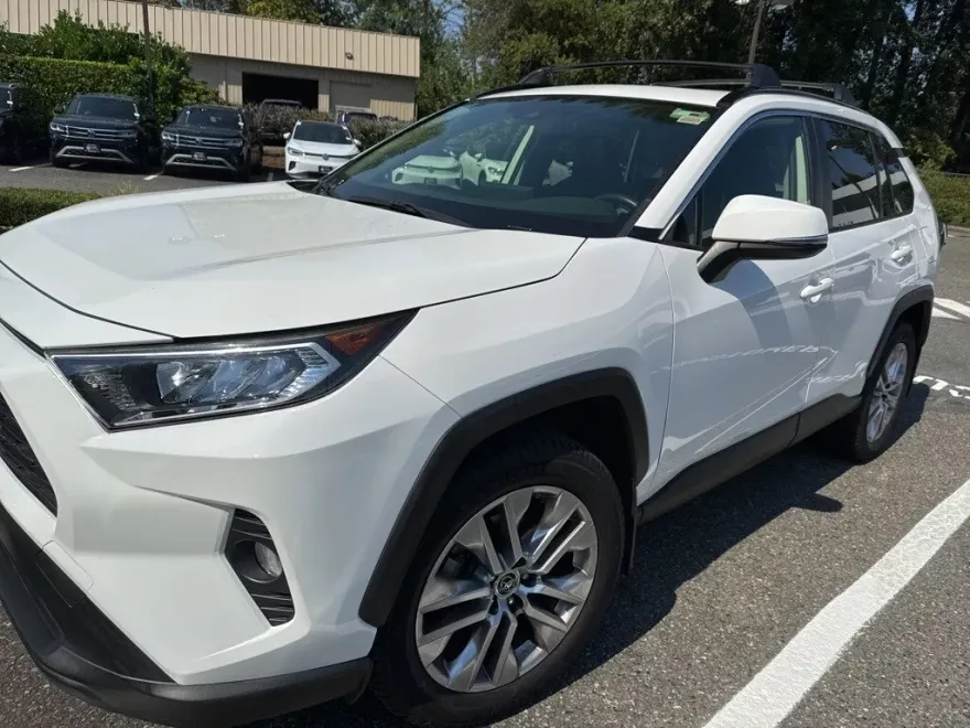 2019 Toyota RAV4 XLE Premium photo 1