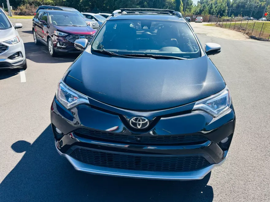 2016 Toyota RAV4 SE photo 1