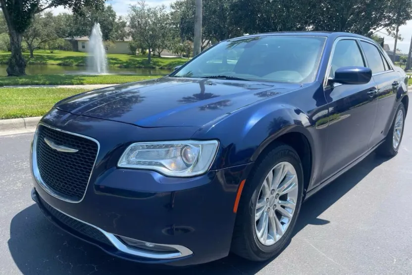 2017 Chrysler 300 Limited photo 1