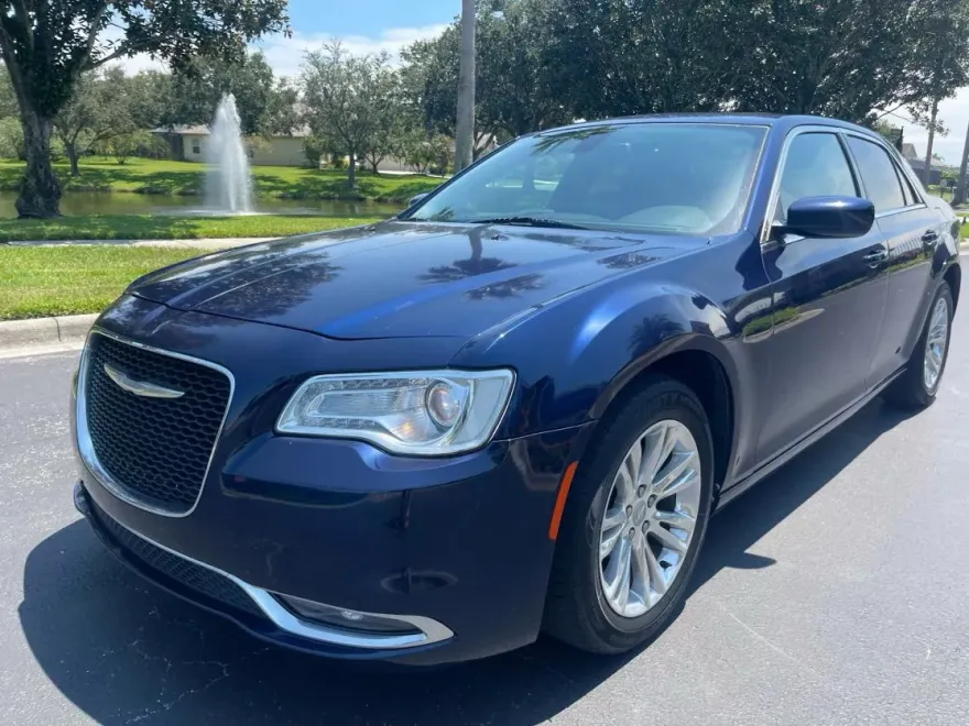 2017 Chrysler 300 Limited photo 1