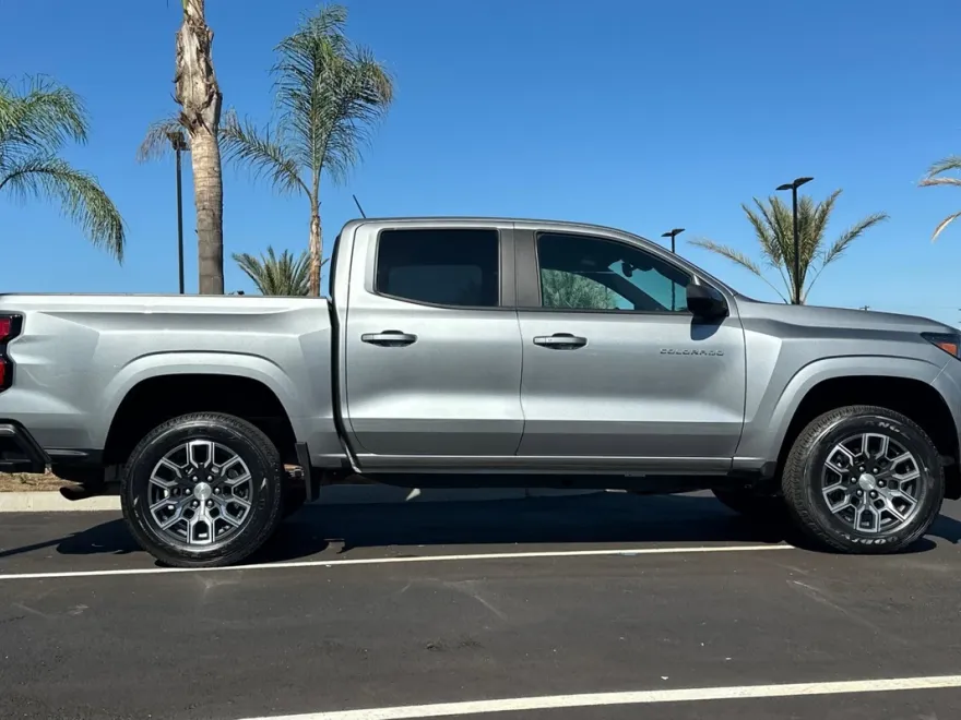 2023 Chevrolet Colorado LT photo 3
