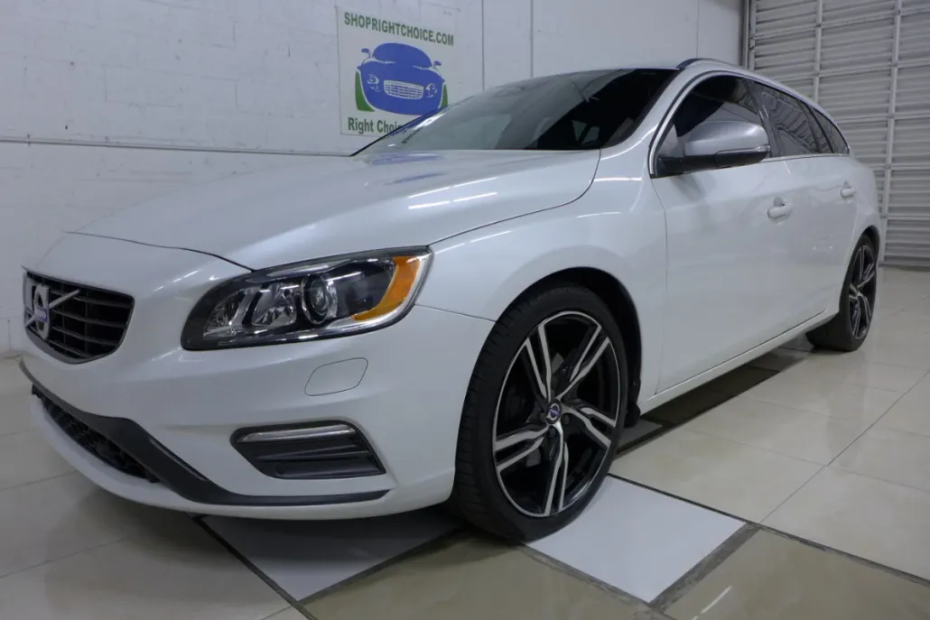 2017 Volvo V60 Platinum R-Design photo 1