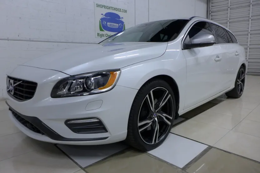 2017 Volvo V60 Platinum R-Design photo 1