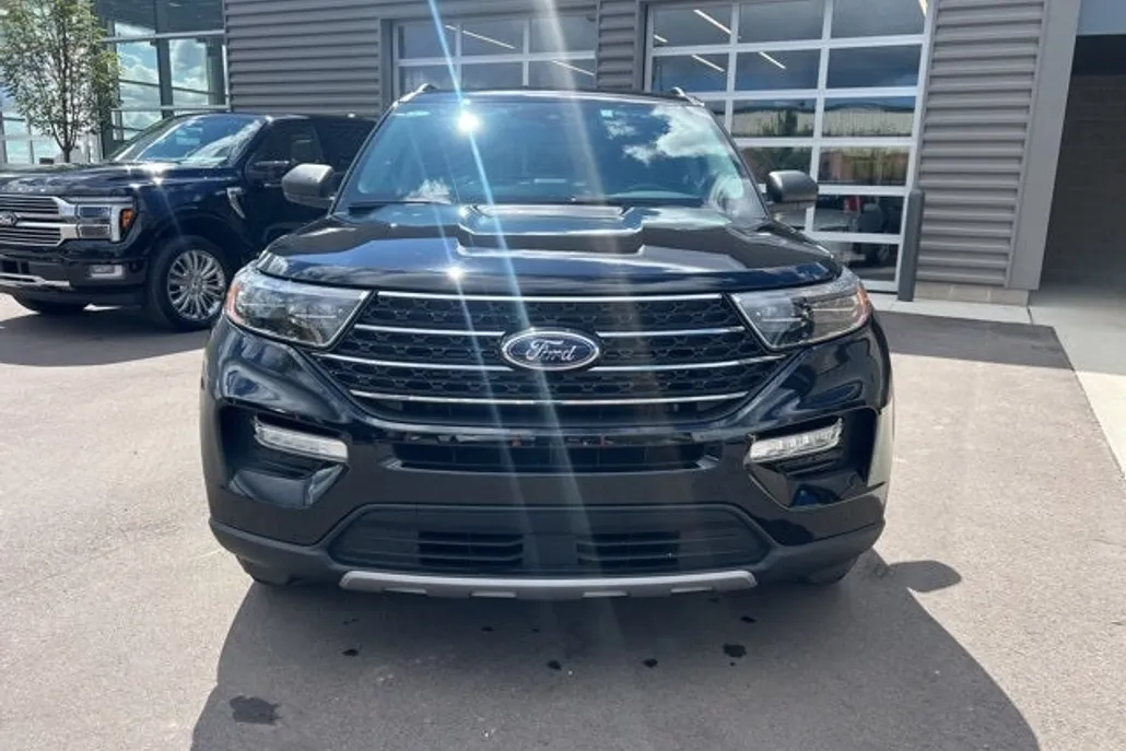 2023 Ford Explorer XLT photo 1