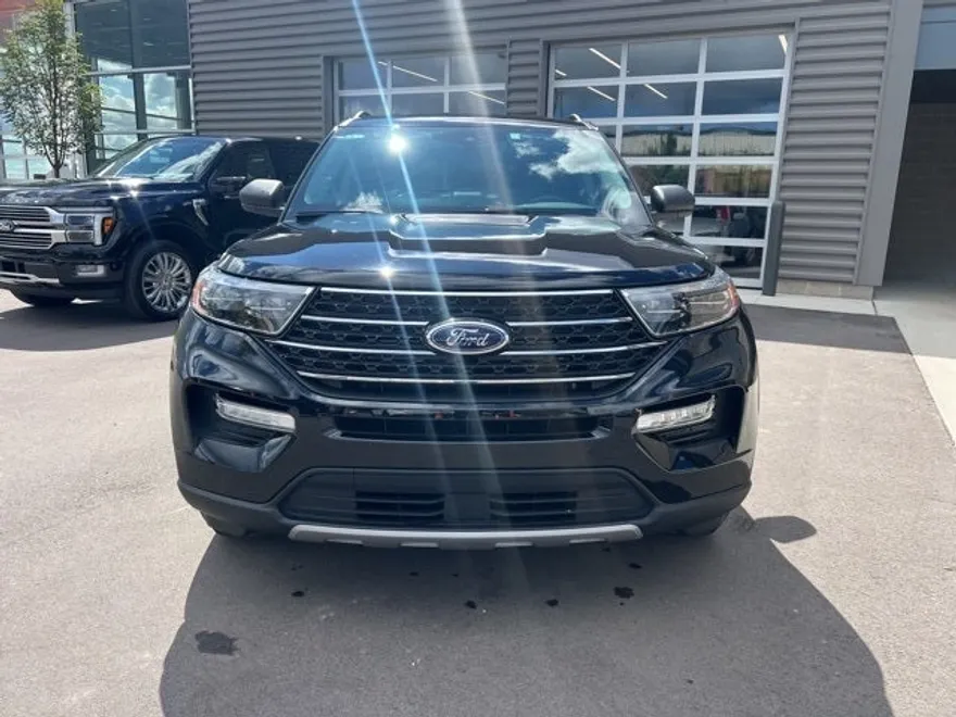 2023 Ford Explorer XLT photo 1